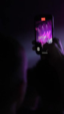 Mobil cihaz, canlı ışıklandırma ve coşkulu kalabalıkla dinamik canlı müzik etkinliğini yakalayarak ilgi çekici bir deneyim yarattı.