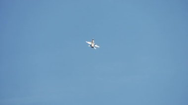 Hava gösterisi sırasında açık mavi gökyüzü ile uçan askeri jet uçakları