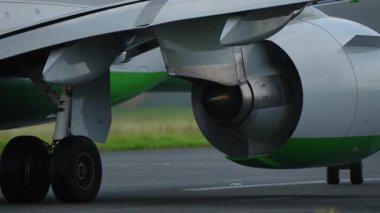 Mekanik bileşenler ve dokular üzerine odaklanarak, karmaşık tasarım ve mühendislik özelliklerini vurgulayan bir uçak motorunun yakın görüntüsü