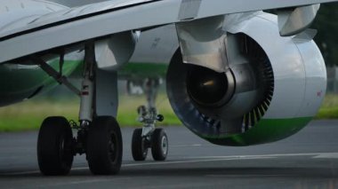 Uçak iniş takımları ve jet motorunun yakın görüntüsü