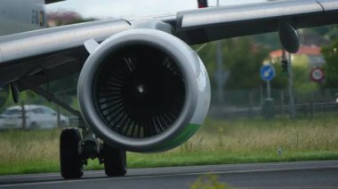 Karmaşık mekanik bileşenleri ve canlı renkleri vurgulayan, mühendislik ve tasarım unsurlarını vurgulayan bir uçak motorunun yakın çekim görüntüsü