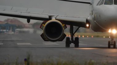 Pistteki bir uçağın yakın plan görüntüsü, motor bileşenlerini vurguluyor ve havacılık mühendisliği ve tasarım elementlerini gösteriyor