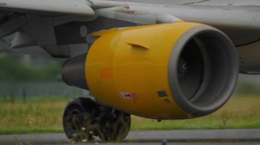 Doğal ortamın ortasındaki bir uçak motorunun yakın görüntüsü.