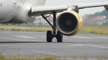 Uçak iniş takımlarının ve motorun pist üzerindeki yakın görüntüsü