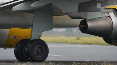 Bir uçak motorunun yakın plan görüntüsü, mekanik bileşenler ve mühendislik tasarımı vurgulanıyor