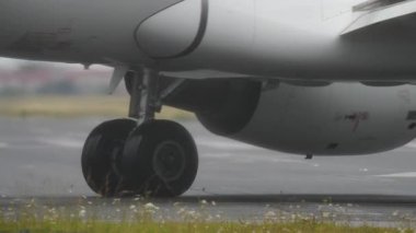 Uçak iniş takımlarının ve tekerleklerin yakın çekimleri, mekanik tasarım ve havacılık mühendisliğini iş başında vurguluyor