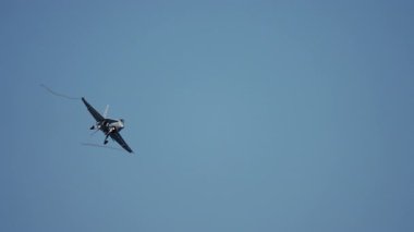 Genişletilmiş iniş takımlı askeri jet, dinamik hava manevraları gerçekleştirir, yavaş çekimde çekilir.