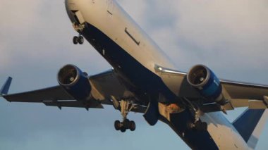 Ticari jet kalkış takımları açık ve iniş takımları uçak gövdesine katlanmış.