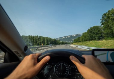 Dolambaçlı dağ yolunda direksiyon tutarken GPS 'i manzaralı Fransız Alpleri' nde gezdirirken