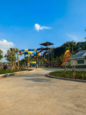 Renkli Slaytlar ve Su Sıçratma Bölgesi ile Heyecanlı Büyük Su Oyun Alanı