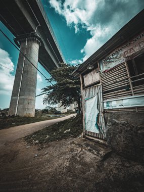 Parlak Mavi Gökyüzü Altında Sahne Evleri ve Köprüler