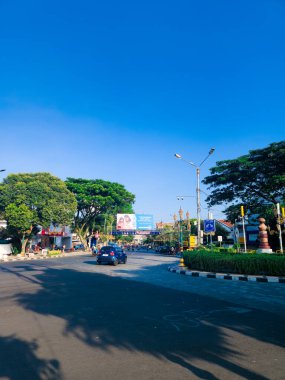 Malang şehrinde mavi gökyüzünün altında otoyol