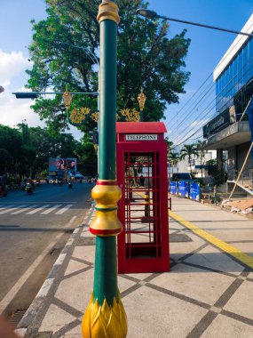 Kırmızılı ikonik eski moda telefon kulübesi