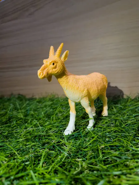 Sentetik çimlerdeki keçiyi andıran bir oyuncak.