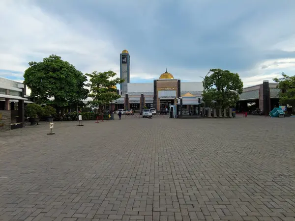 Muhteşem Namira Cami Binası Mavi Gökyüzü altında