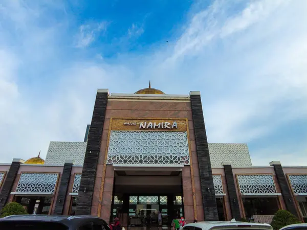 Namira Camii 'nin görkemli binası parlak mavi gökyüzünün altında.