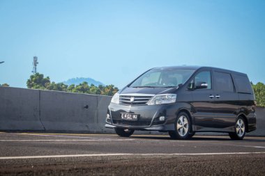 Batı Java Endonezya 'da gündüz vakti Padaleunyi Toll Yolu' nda Siyah Minibüs