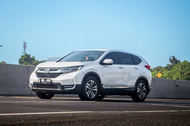 Beyaz Honda CR-V SUV Endonezya Padaleunyi Yolu 'nda Parlak Gün Işığı Altında