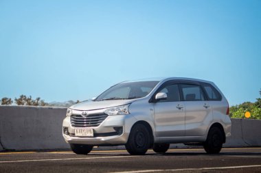 Endonezya Otobanı 'ndaki Toyota Avanza Gümüş Araba Aile Seyahat Yaşam Tarzı Temsilcisi