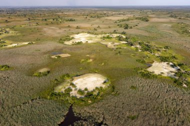 Delta Okavango 'nun Botswana' daki vahşi doğasına hava görüntüsü.
