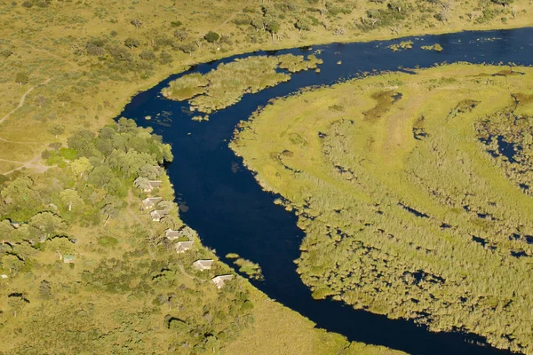 Delta Okavango 'nun Botswana' daki vahşi doğasına hava görüntüsü.