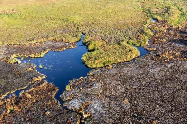 Delta Okavango 'nun Botswana' daki vahşi doğasına hava görüntüsü.