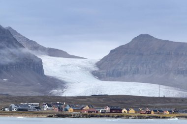 Yaz mevsiminde buzullar ve buzdağlarıyla muhteşem bir manzara.