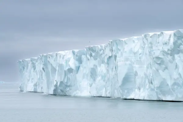 夏天有冰川和冰山的迷人风景 — 图库照片