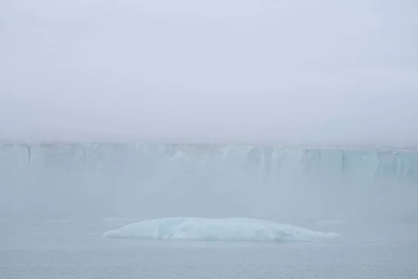 夏天有冰川和冰山的迷人风景 — 图库照片