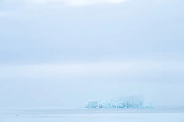 Yaz Mevsiminde Buzullar Buzdağlarıyla Muhteşem Bir Manzara — Stok fotoğraf
