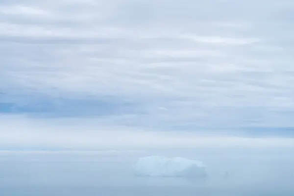 Yaz Mevsiminde Buzullar Buzdağlarıyla Muhteşem Bir Manzara — Stok fotoğraf