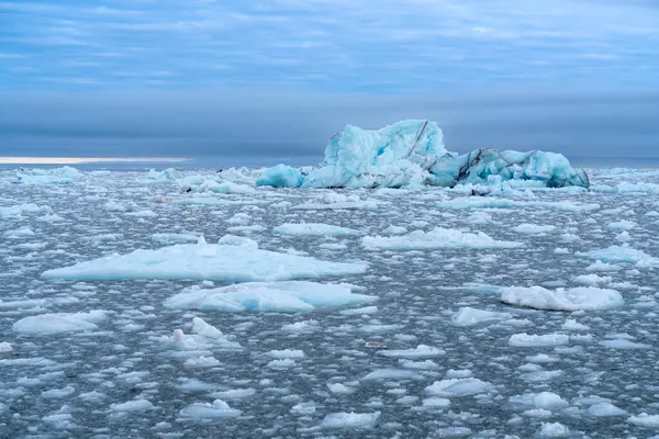 夏の氷河と氷山の素晴らしい風景 — ストック写真