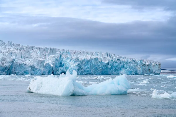 夏の氷河と氷山の素晴らしい風景 — ストック写真