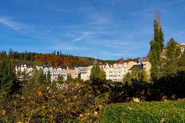 Renkli bir sonbaharda şehre bak