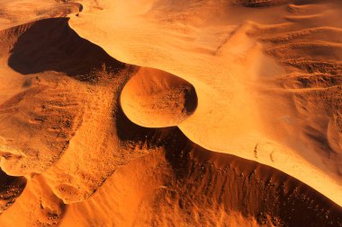 Namib kumulları, şekilleri ve desenlerle dolu güzel kum çölünün havadan görünüşü.