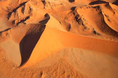 Namib kumulları, şekilleri ve desenlerle dolu güzel kum çölünün havadan görünüşü.