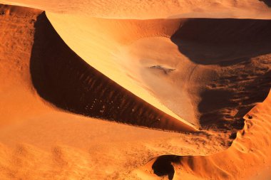 Namib kumulları, şekilleri ve desenlerle dolu güzel kum çölünün havadan görünüşü.