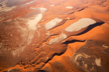 Namib kumulları, şekilleri ve desenlerle dolu güzel kum çölünün havadan görünüşü.