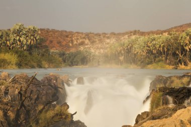 Güzel Epupa, Angola sınırında Namibya 'ya düşer. Vahşi doğa..
