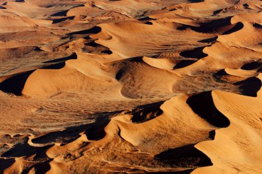 Namib kumulları, şekilleri ve desenlerle dolu güzel kum çölünün havadan görünüşü.