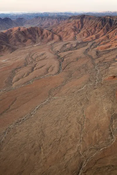 Namib kumulları, şekilleri ve desenlerle dolu güzel kum çölünün havadan görünüşü.