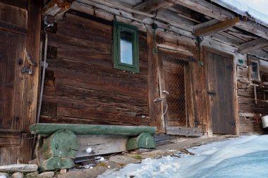 Kışın eski ahşap evler.