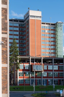 Eski Bata ayakkabı fabrikasının 21. binası, kasabanın baskın binası.