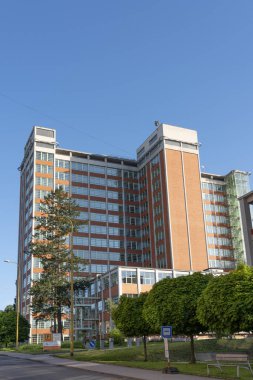 Eski Bata ayakkabı fabrikasının 21. binası, kasabanın baskın binası.