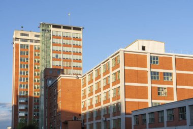 Eski Bata ayakkabı fabrikasının 21. binası, kasabanın baskın binası.