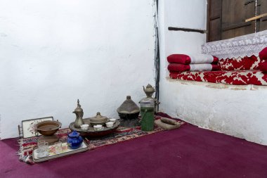 Eski kasabadaki evin içinde.