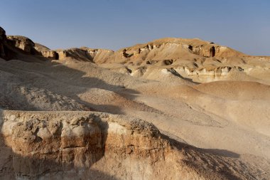 Al Qarah Dağı, ziyaret etmek ve yürüyüş yapmak için güzel ve tarihi bir yer.