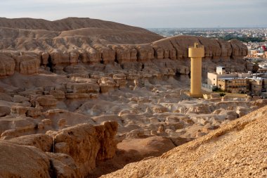 Al Qarah Dağı, ziyaret etmek ve yürüyüş yapmak için güzel ve tarihi bir yer.