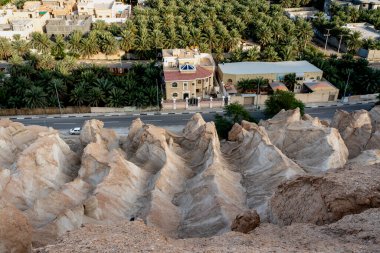 Al Qarah Dağı, ziyaret etmek ve yürüyüş yapmak için güzel ve tarihi bir yer.