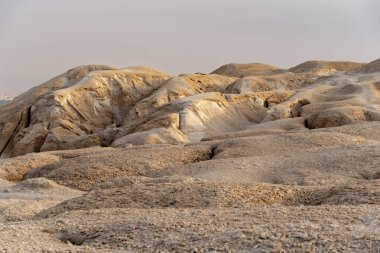 Al Qarah Dağı, ziyaret etmek ve yürüyüş yapmak için güzel ve tarihi bir yer.